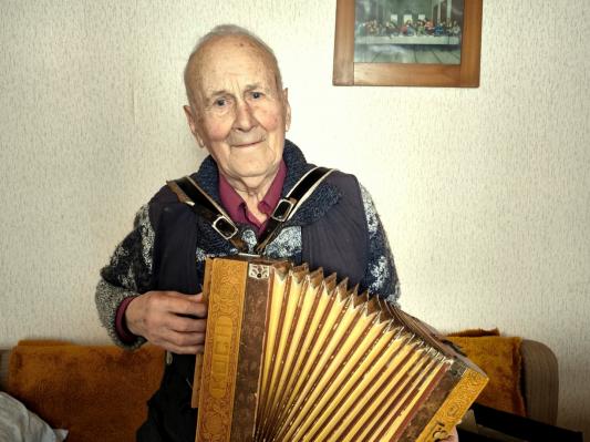 Marko Slavič pri 93 letih ostaja zvest harmoniki in domači pesmi