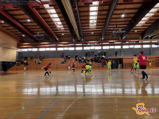 Tretji tekmovalni dan dvoranskega hokeja pred velikim finalom postregel z obilico zadetkov