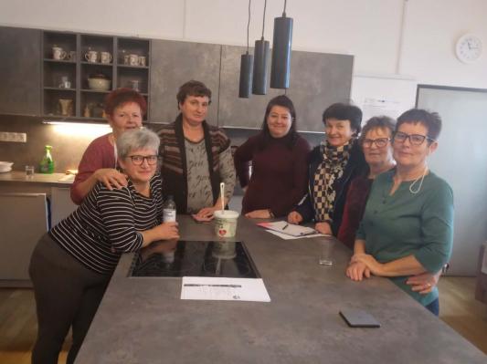 FOTO: Tradicionalna sarma povezala udeleženke kulinarične delavnice
