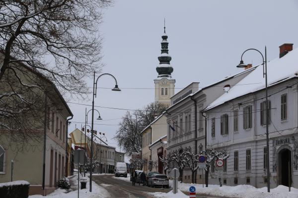FOTO: Sneg je pričaral zimsko pravljico v Lendavi