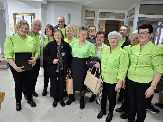 FOTO: Pevski zbor Društva upokojencev Cankova razveselil stanovalce enote Rogašovci
