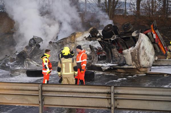 FOTO: Ena oseba mrtva v grozljivi nesreči na štajerski avtocesti