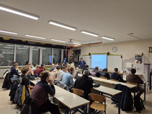 FOTO: Astronomsko društvo Kmica gostilo predavanje o največjih znanstvenih projektih