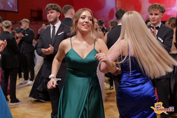 FOTO in VIDEO: Dijaki ekonomske šole zaplesali v novo poglavje življenja