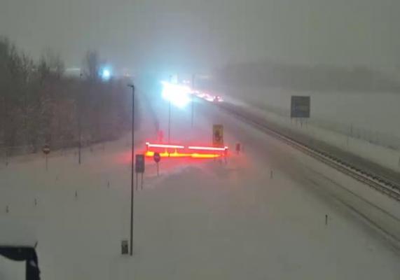 Na pomurski avtocesti prišlo do prometne nesreče, nastajajo zastoji