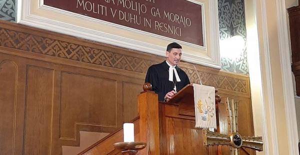 FOTO: V prestolnici so svečano umestili škofa Aleksandra Ernišo