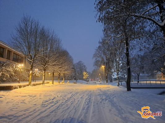 FOTO: Zima pokazala zobe, sneg prekril Pomurje, razmere na cestah zahtevne