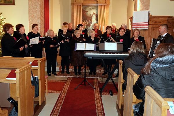 FOTO: Pevski zbor »Nimam časa« z Vito obarval praznične dni v Lendavi