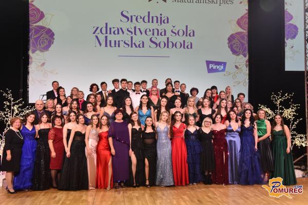 VIDEO: Maturanti zdravstvene šole v Puconcih zaplesali v novo poglavje