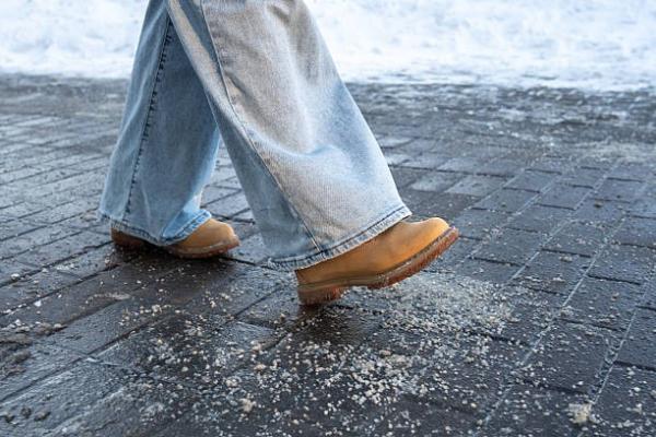 Kako očistiti sol s čevljev in jih zaščititi pred zimskimi vplivi