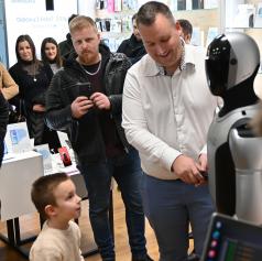 FOTO in VIDEO: V BTC City Murska Sobota prvič v Sloveniji predstavljen humanoidni robot Max