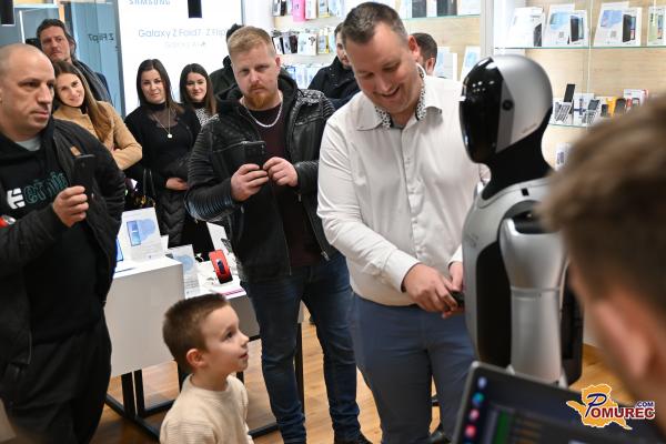 FOTO in VIDEO: V BTC City Murska Sobota prvič v Sloveniji predstavljen humanoidni robot Max
