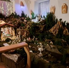 FOTO: Jaslice v samostanu klaris v Turnišču pripovedujejo zgodbo jubilejnih let