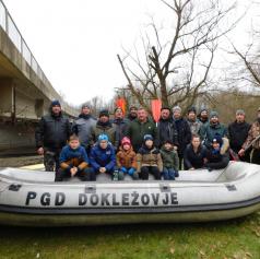FOTO: Dokležovski gasilci zapluli v novo leto po reki Muri