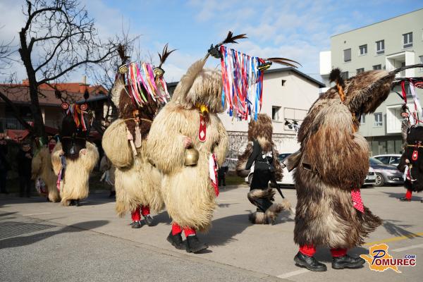 FOTO in VIDEO: Kurenti preganjali zimo pred Mensano