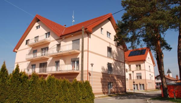 Zaradi porasta viroz začasno omejeni obiski v domu za starejše