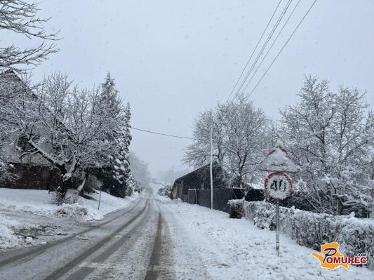 FOTO in VIDEO: Zimska kulisa v Prlekiji, sneženje bo do večera ponehalo