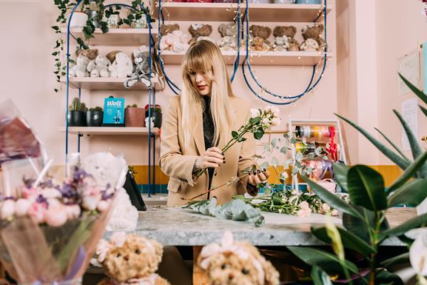 Kaj Slovenci podarjamo za valentinovo? Največkrat torto, šopek ali nekaj precej bolj drznega