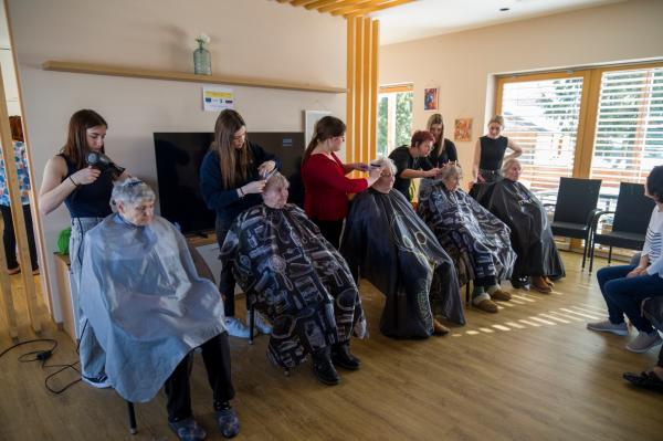 FOTO: Med škarjami in sušilniki nastajala nova prijateljstva