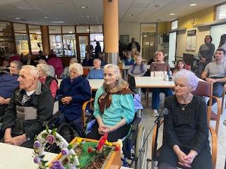 FOTO: Mladi glasbeniki ogreli srca stanovalcev