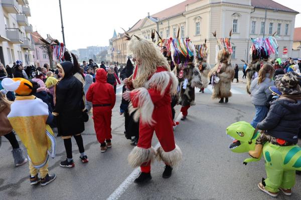 FOTO: Otroške maske in koranti popestrili pustni torek v Lendavi