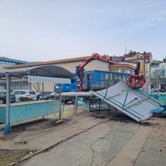 FOTO in VIDEO: Na soboški tržnici odstranjujejo dotrajane stojnice, v središču mesta pospravljajo tudi drsališče