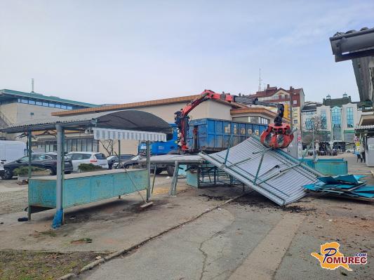 FOTO in VIDEO: Na soboški tržnici odstranjujejo dotrajane stojnice, v središču mesta pospravljajo tudi drsališče