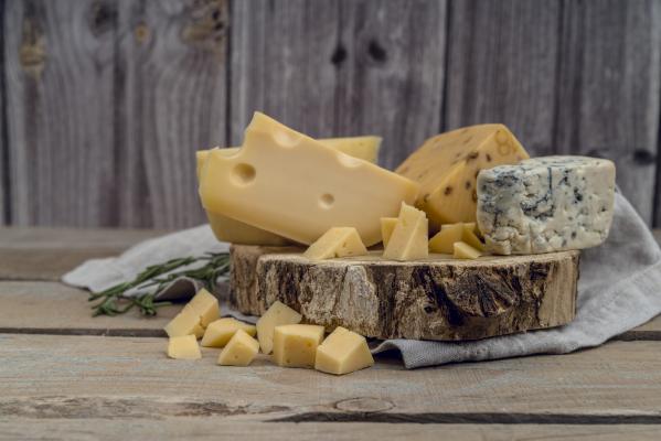 Kupci, pozor! Ta sir lahko vsebuje plastiko