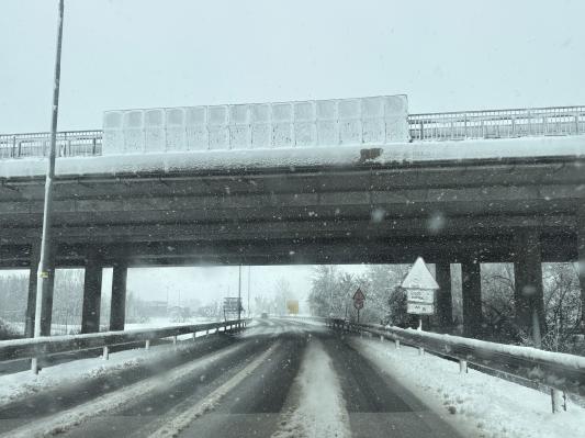 Na sneženi petek kar 40 prometnih nesreč v Pomurju