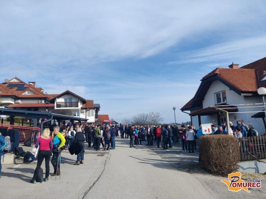 FOTO: Več kot 250 pohodnikov se je udeležilo pohoda v Tešanovcih