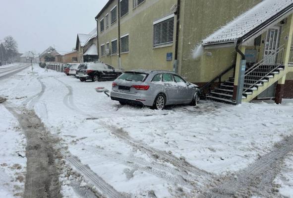 FOTO: Z Audijem zapeljal v policijsko postajo