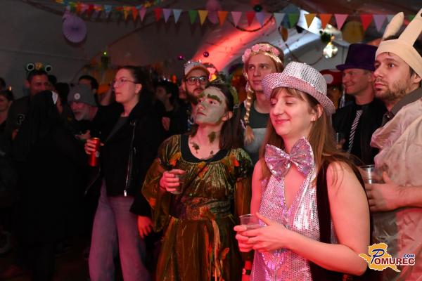 FOTO in VIDEO: Pustna diskoteka v MIKK-u in nepozaben glasbeni večer z Denis & Denis