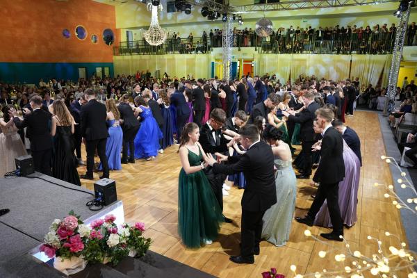 FOTO in VIDEO: Dijaki srednje poklicne in tehniške šole zaplesali v slovo srednješolskim letom