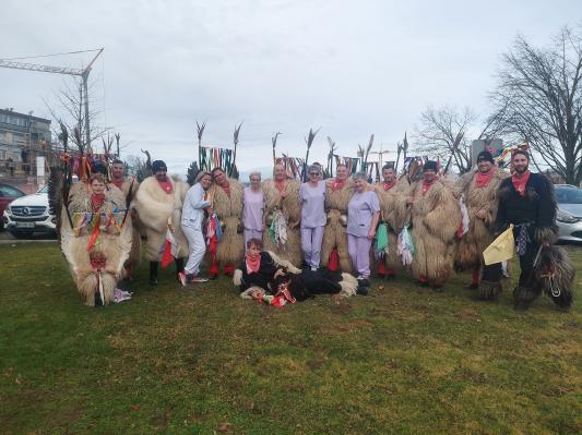 FOTO: Kurenti iz Hajdine obiskali Splošno bolnišnico Murska Sobota