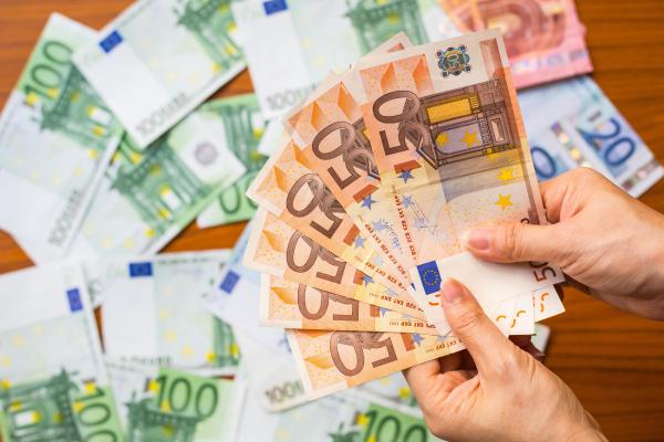 Poslancem se bodo zvišale plače