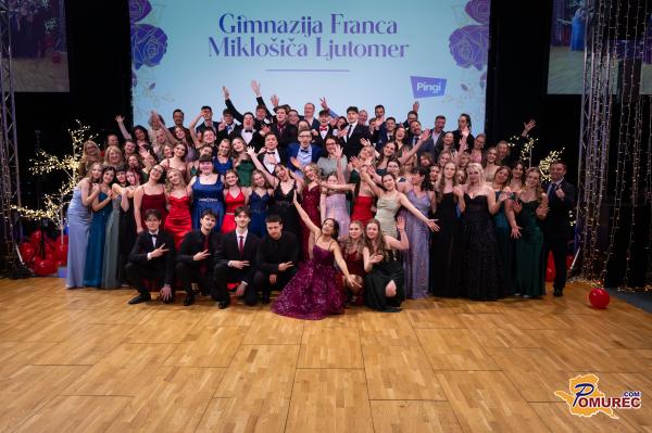 FOTO in VIDEO: Ljutomerski dijaki zaplesali v slovo srednješolskim letom