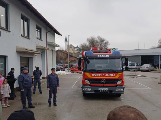 FOTO: Slovesen sprejem novega gasilskega vozila v Svetem Juriju