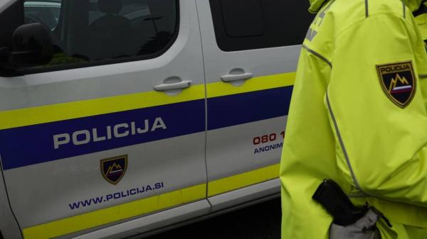 Hišna preiskava v Gornjih Petrovcih: Moškemu zasegli več kosov orožja in naboje