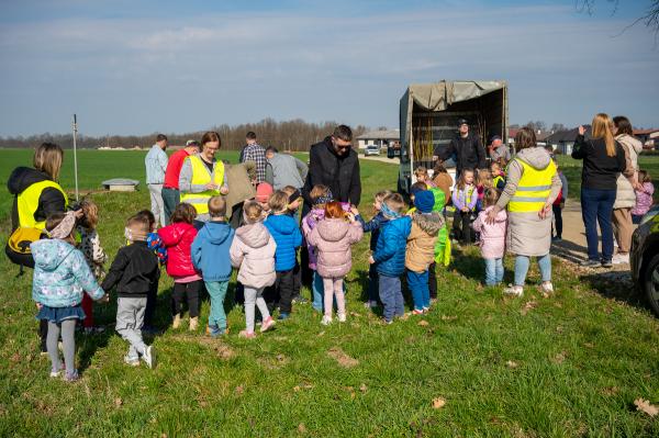 FOTO: Skupaj z najmlajšimi posadili 100 medovitih dreves