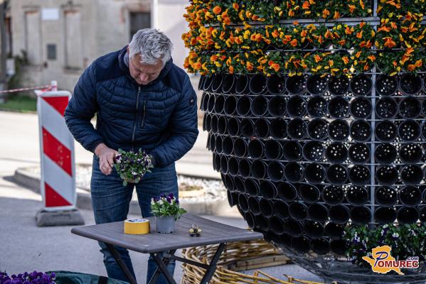 FOTO: Več kot tisoč cvetov v velikonočnem simbolu v Pečarovcih