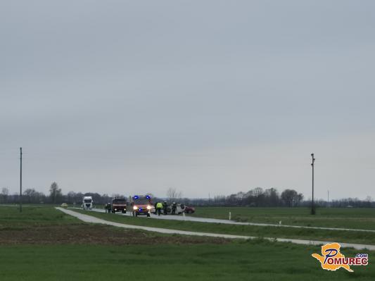 FOTO: Nesreča med Gomilico in Turniščem, eno vozilo pristalo na strehi