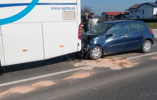 FOTO: Počilo v Rankovcih, voznik z avtomobilom v avtobus