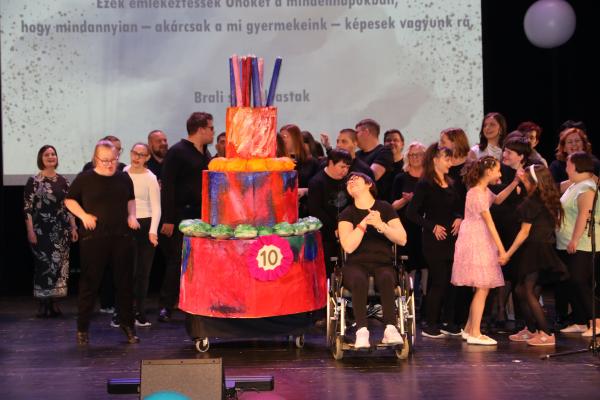 FOTO: Jubilejna prireditev »Mi zmoremo« ganila občinstvo