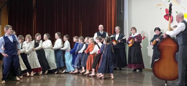 FOTO: Mladi folklorniki iz Apač očarali občinstvo