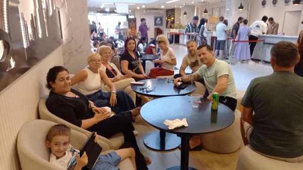 Pomurka še vedno ujeta v Dubaju: »Čakamo na klic, negotovost je velika«