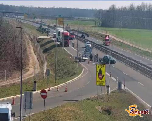 FOTO: Prometna nesreča na pomurski avtocesti, voznik trčil v prikolico s signalizacijo