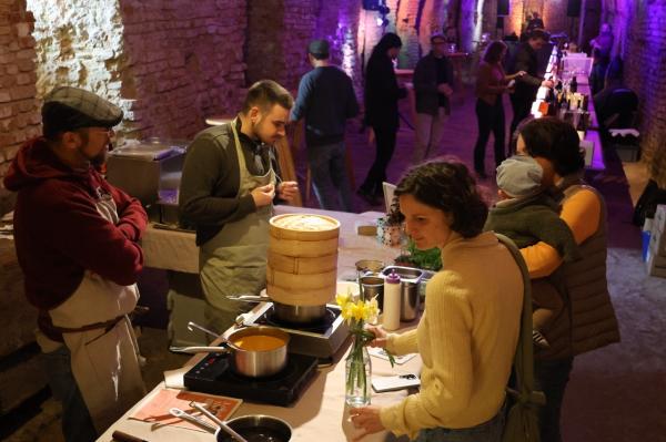 FOTO: Festival vin brez meja povezal vinarje, kulinariko in glasbo