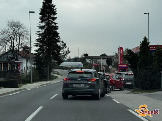 FOTO: Kolona vozil pred Petrolom v Svetem Juriju na Goričkem