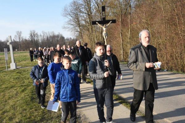 FOTO: Na Hotizi množična molitev križevega pota za beatifikacijo Danijela Halasa
