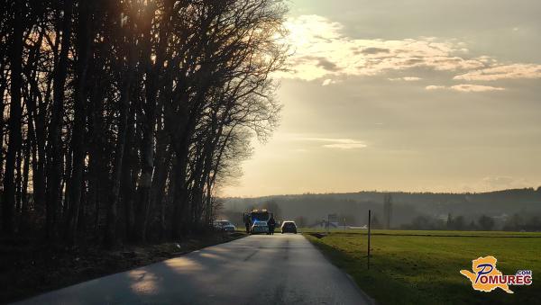 FOTO: Prometna nesreča zaprla cesto, dve osebi poškodovani